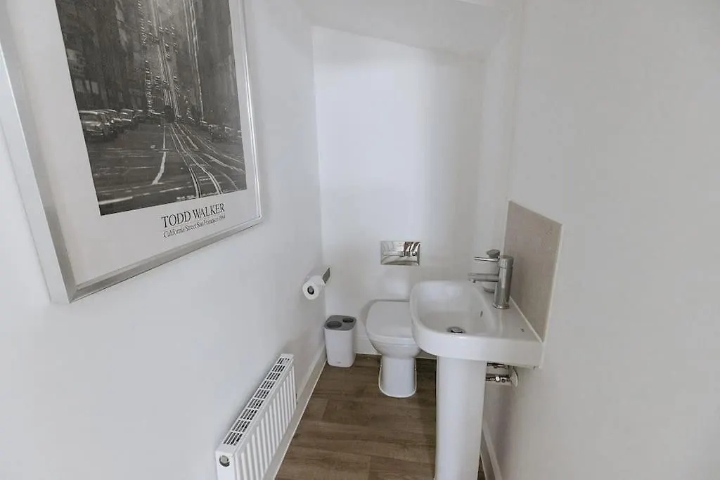 Bobbin Row - Grade 2 Listed Property With A Beautiful Design With Access To Leeds Leeds