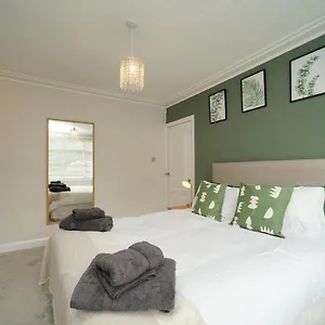  Holiday home Stunning 5 Bed House In Chapel Allerton, Sleeps 9